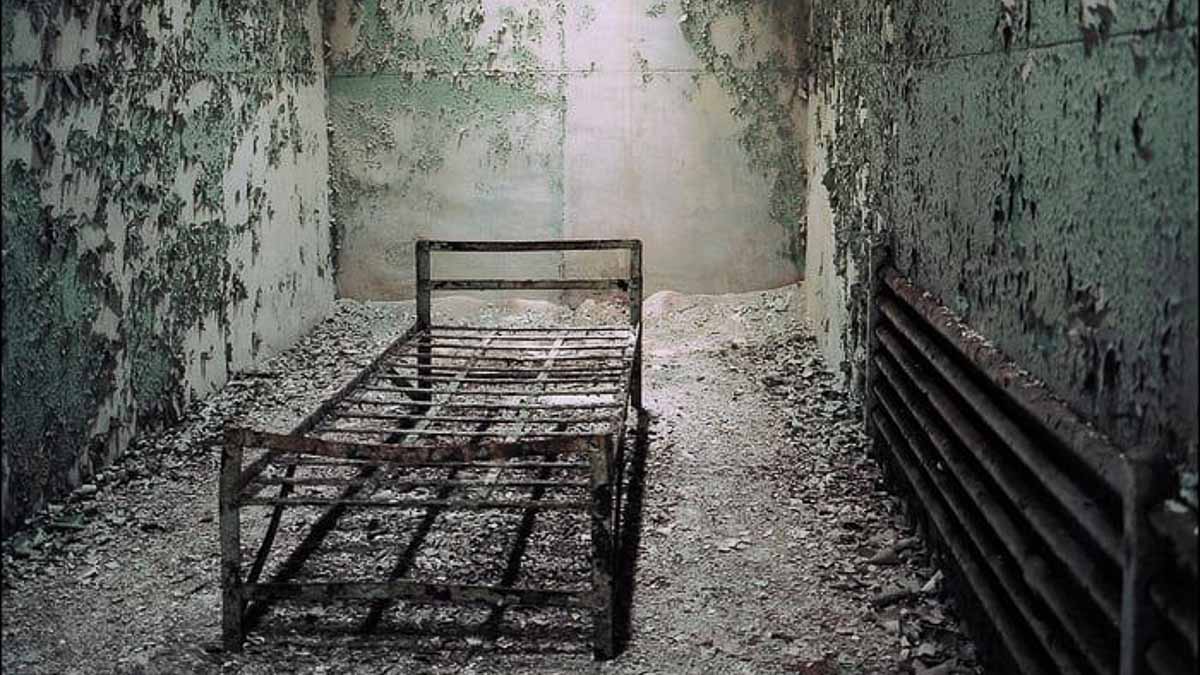 Eastern State Penitentiary Cell - Creepiest Places Around the World