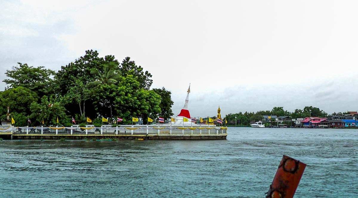 Wat Paramaiyikawat Landmark of Koh Kret