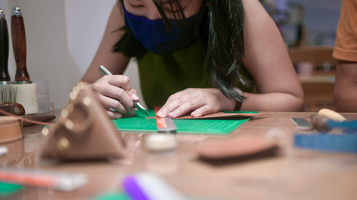 Leathermaking-workshop-close-up-SingapoRediscovers-Vouchers