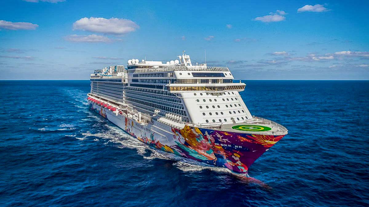 Dream Cruises World Dream Ship on Ocean - Cruise to nowhere