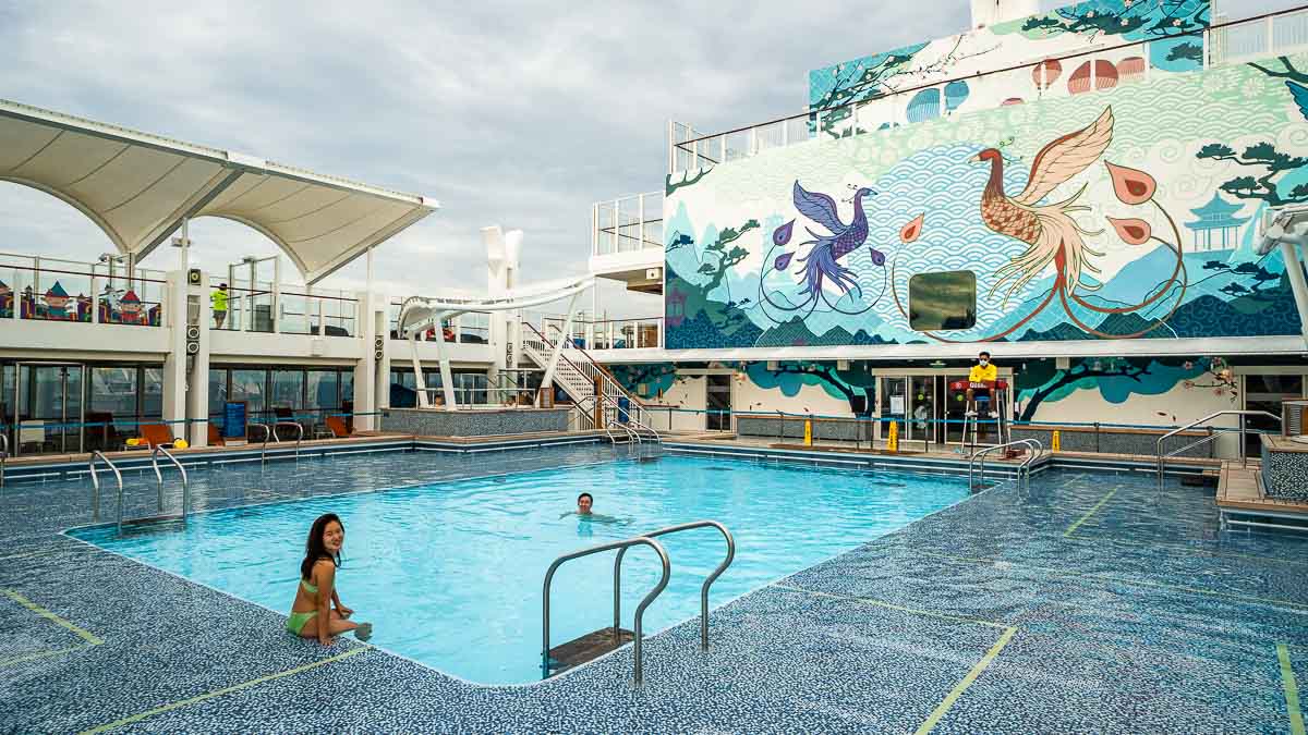 Main pool deck - Genting World Dream Cruise to Nowhere