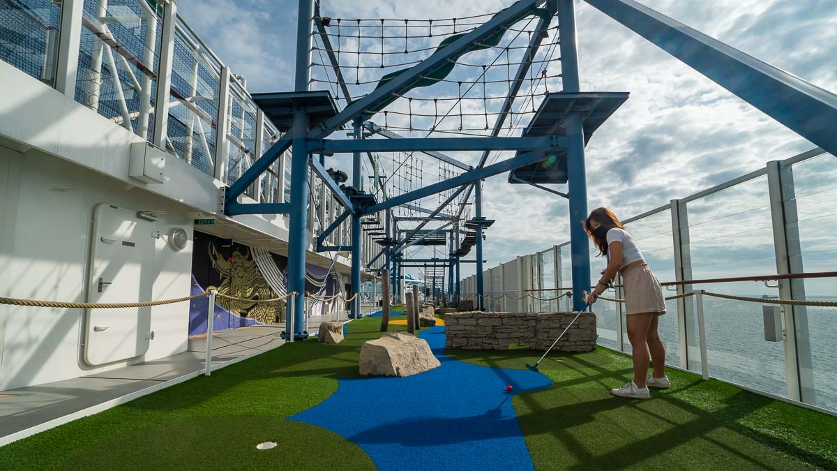 Mini Golf - Things to do on the Genting World Dream 
