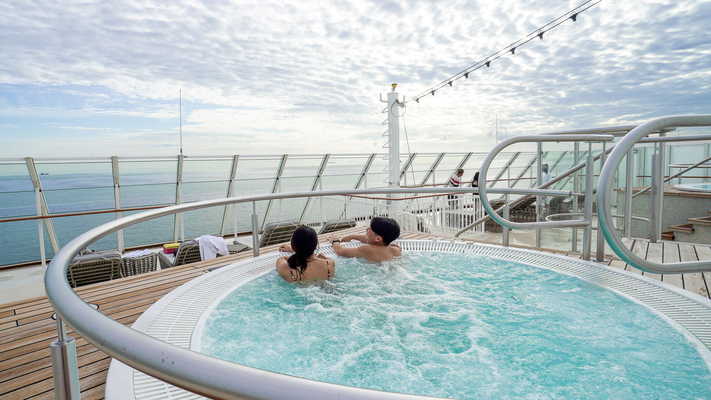 Couple Enjoy Private Jacuzzi for Palace Members Only - Dream Cruise Palace