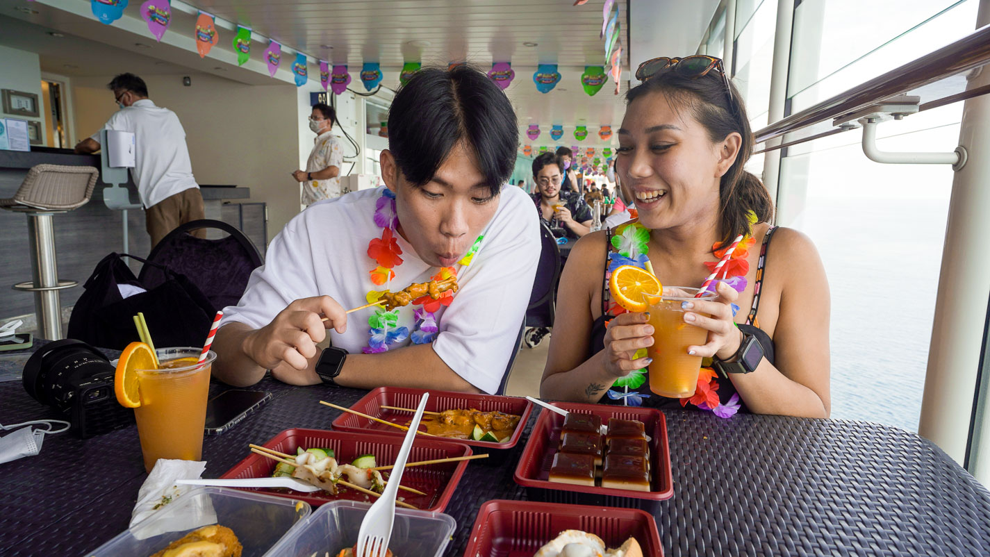 Friends enjoying Thailand street food - Dream Cruise Thailand