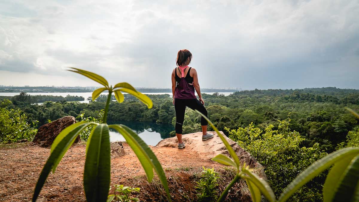 Randonneur au sommet de la colline Puaka - Camping Pulau Ubin