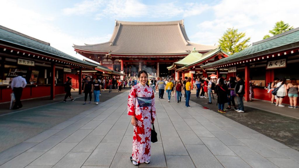 Mulher de quimono em Sensoji Tokyo Fuji - culturas explicadas Okinawa diferente do Japão