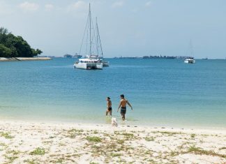 Singapore Southern Islands Guide — Island Hopping Around Lazarus, St John’s, Kusu and Sisters’ Island Couple walking on the beach – Lazarus Island
