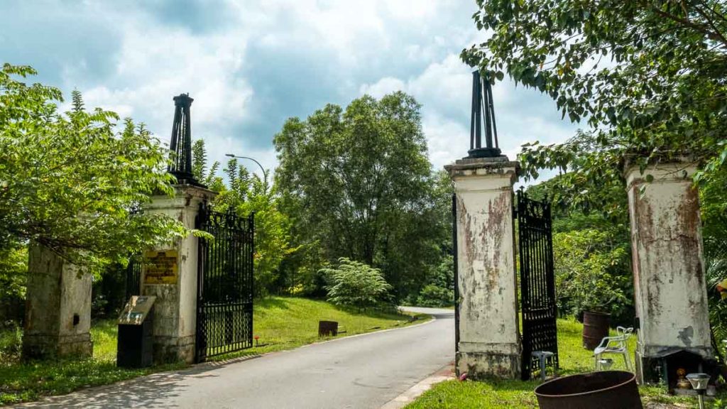 Porte principale du cimetière de Bukit Brown