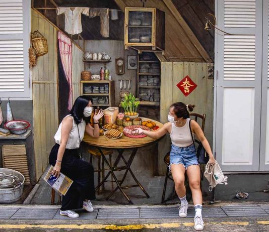 Chinatown Street Art with tourists - Best Things to do in Singapore