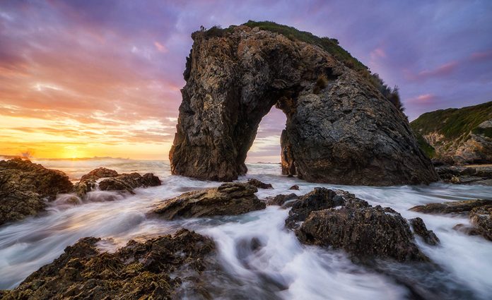 Featured - Horse Head Rock at high tide