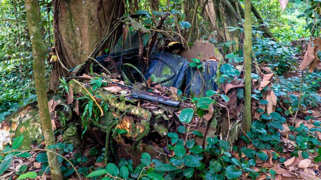 La moitié d'une voiture abandonnée