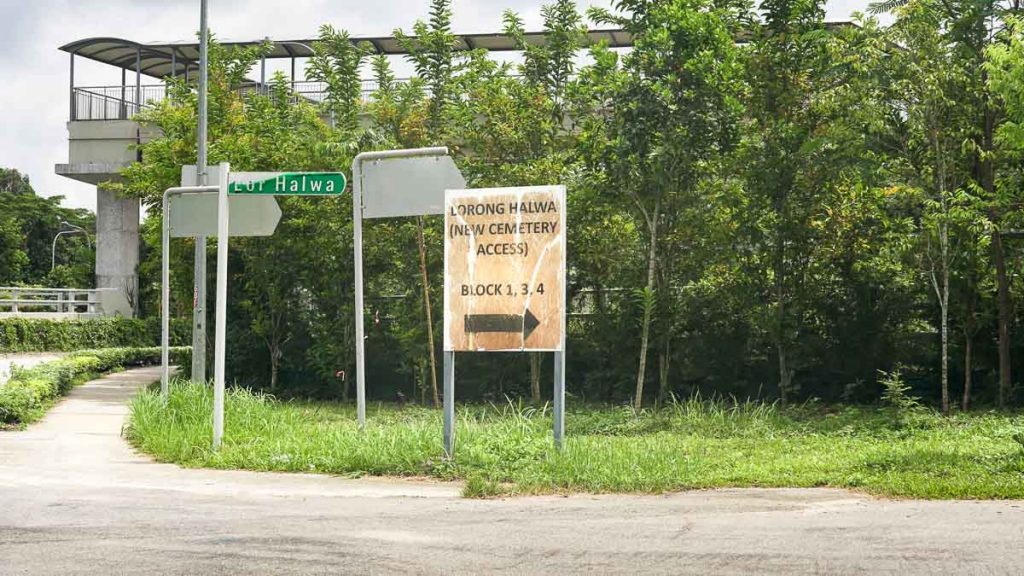 Signboard to Bukit Brown Cemetery 