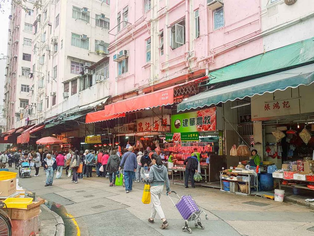 Street market in Hong Kong - Hong Kongers rude and unfriendly
