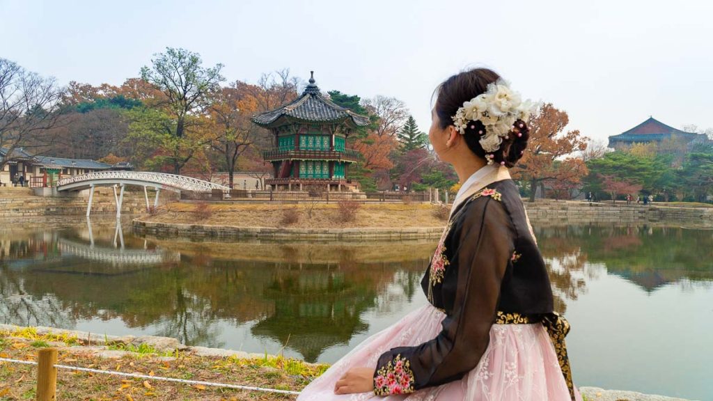 Fille assise au lac du palais Gyeongbokgung