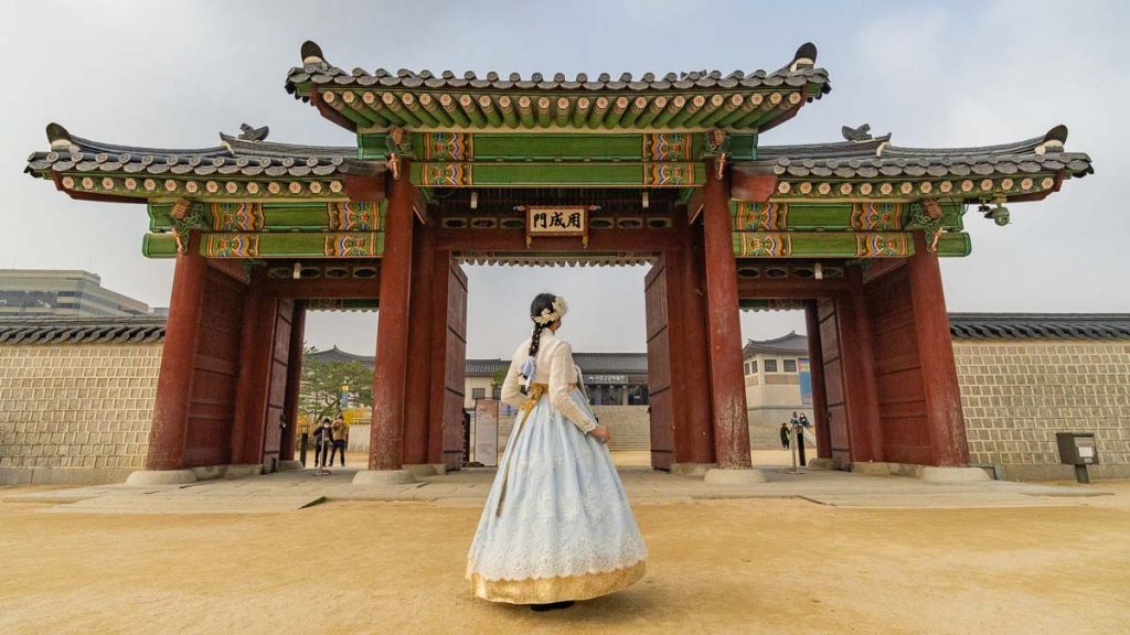 Fille en hanbok au palais Gyeongbokgung Singapour Corée du Sud Itinéraire VTL