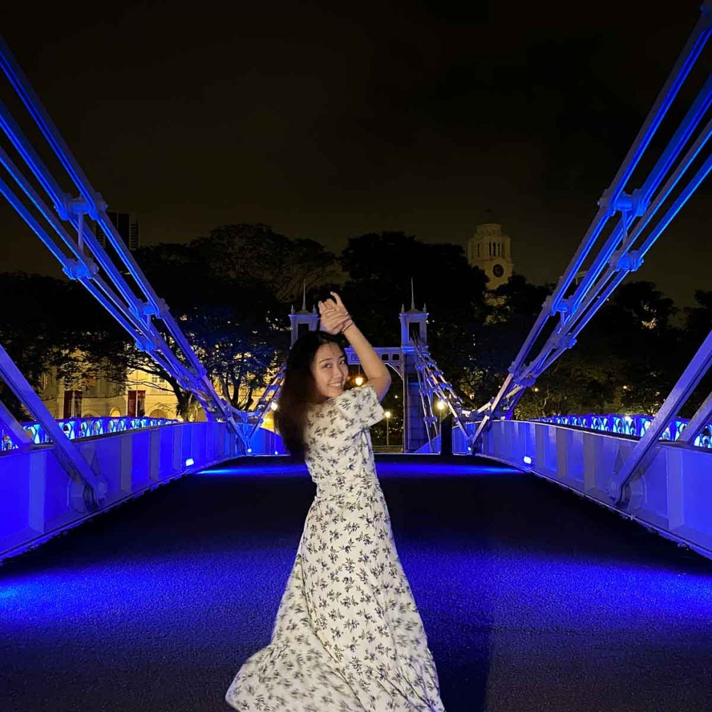 Girl posing at Cavenagh Bridge - Instagrammable night photography