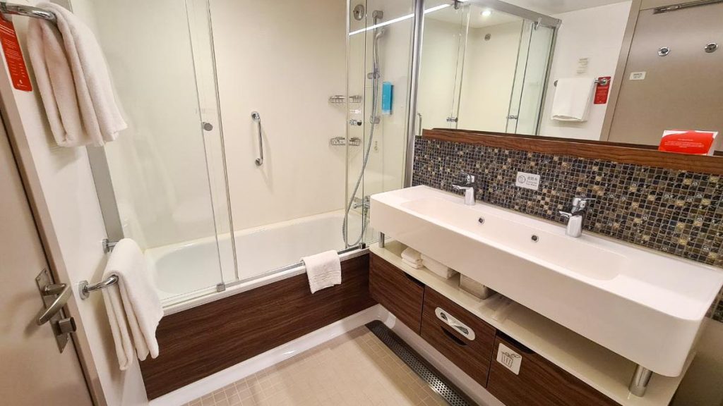 Bathroom with Bath tub - Singapore Cruise