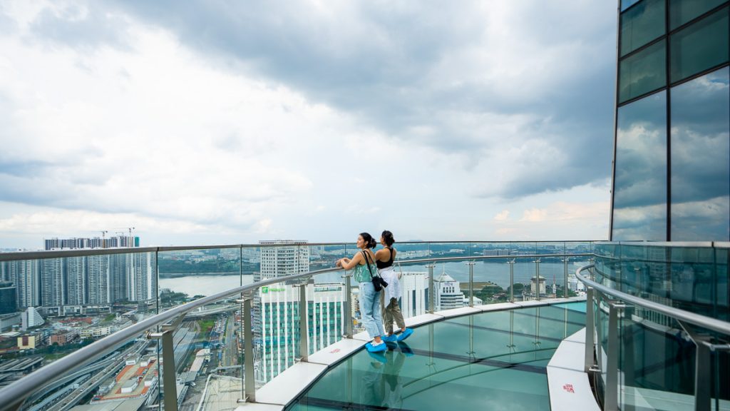 Amis regardant des paysages à Skyscape - Visiter Johor de Singapour