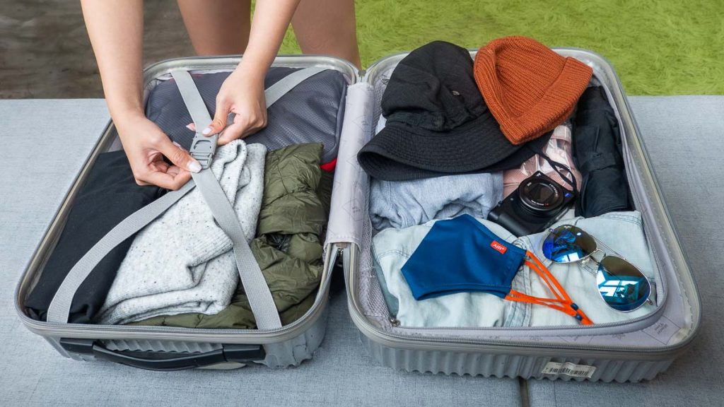 Préparer ses bagages avec un masque air+ - Post-Covid Post-covid Travel Essentials_