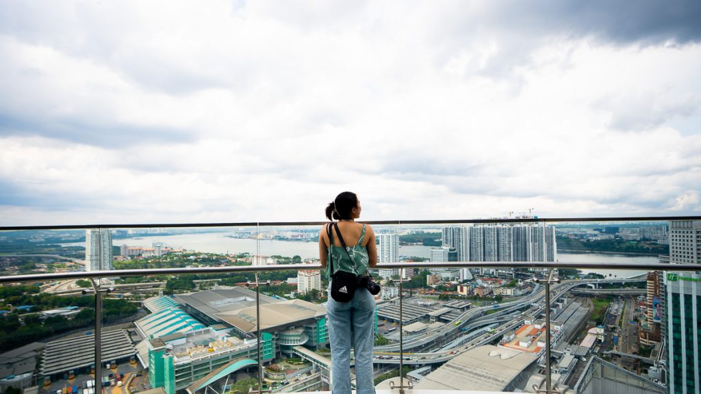 Fille surplombant le paysage à Skyscape - Choses à faire à JB