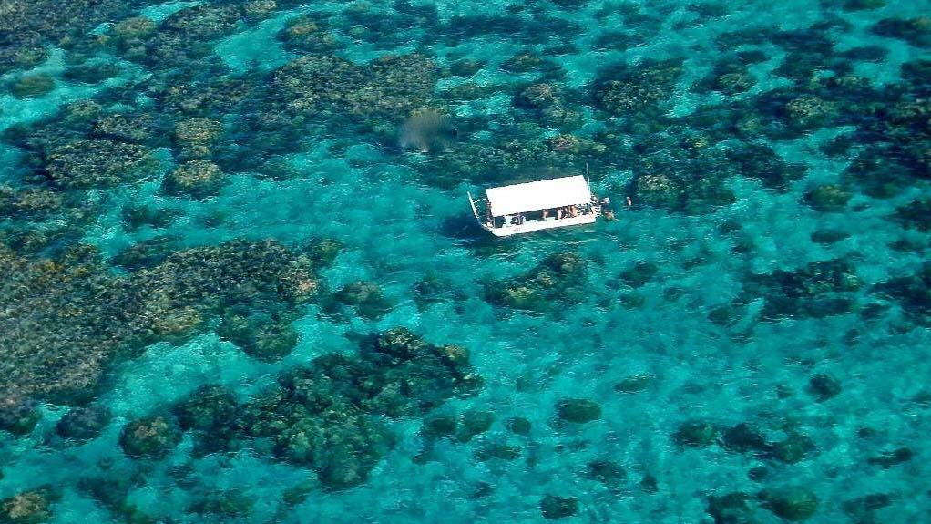 Boat in Barrier Reef - Loyalty Islands