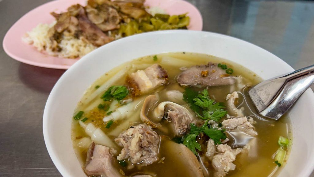 Chinatown Nai Ek Roll Noodle Kway Chap - What to eat in Thailand