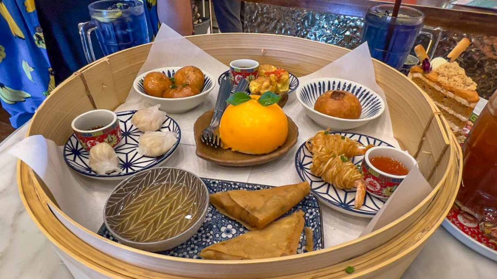 Lhong Tou Cafe Dim Sum Box - Bangkok Food Guide