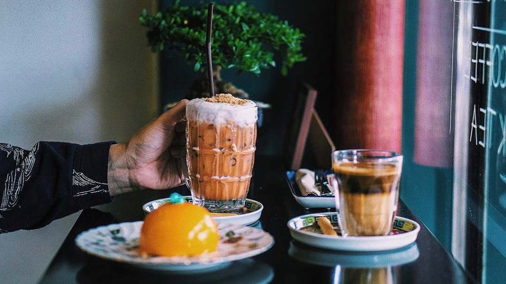 Lhong Tou Cafe Drinks - Bangkok Food Guide