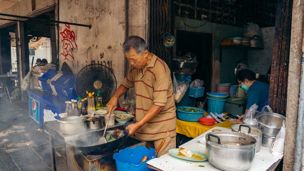 Ung Jia Huad Basil Pork Rice Streetfood Stall - What to eat in Thailand