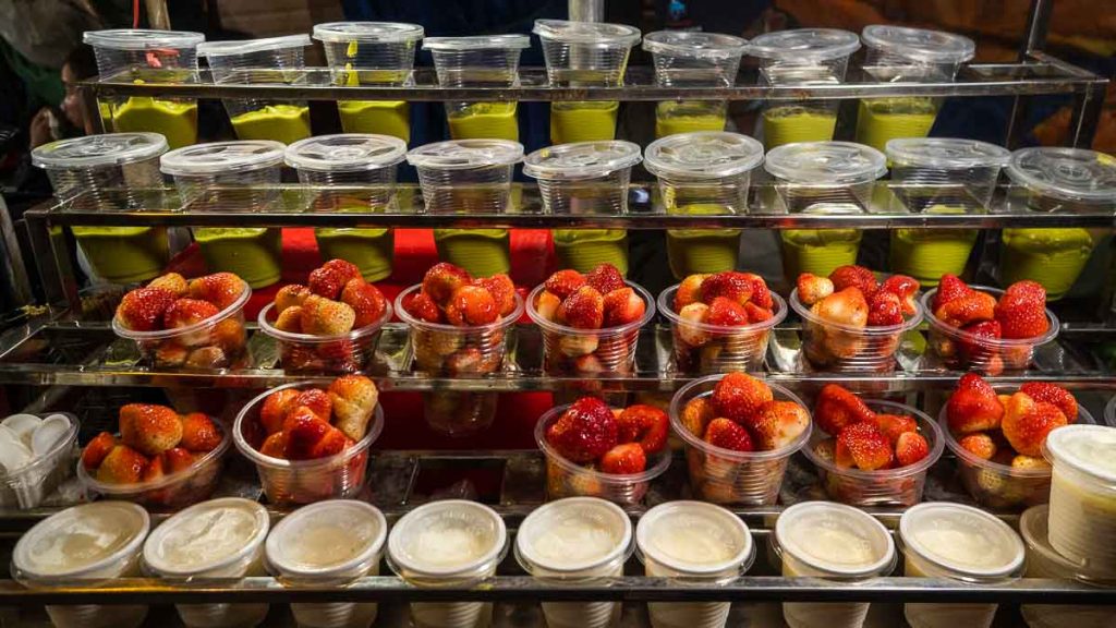 Strawberry and drink stall at Da Lat night market