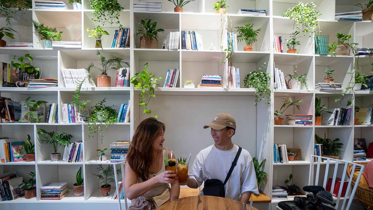 Two friends enjoying fruit tea in Saigon Oi in the Cafe Apartments- What to eat at Ho Chi Minh City