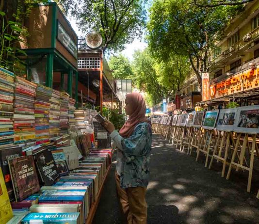 Girl reading book at Ho Chi Minh book street - Things to do in Ho Chi Minh City