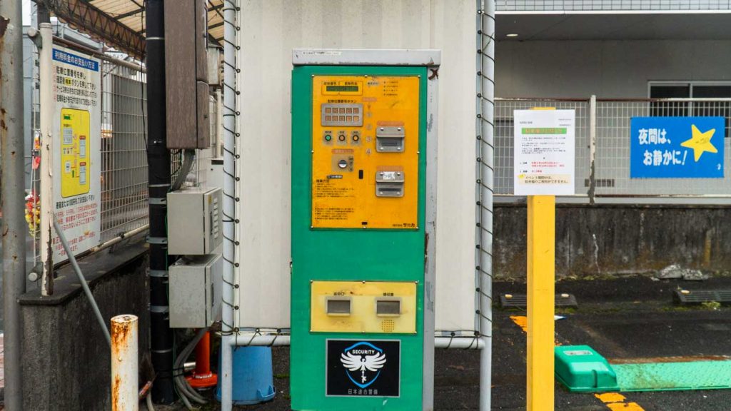 Hourly parking coin machine - Getting around in Japan