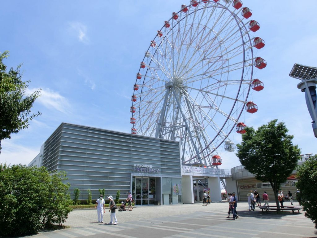 Ferris wheel at a rest stop - Getting around in Japan