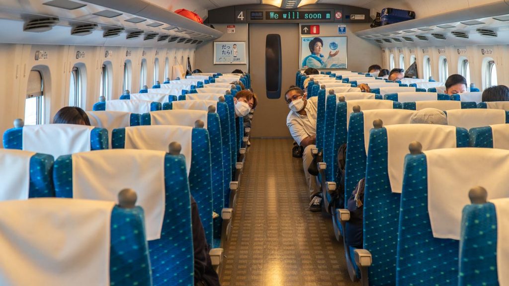 Pessoas no trem - Como se locomover em Osaka