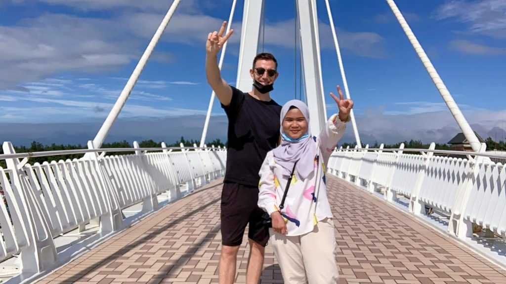2 people at lover's bridge in tamsui - solo travel taiwan