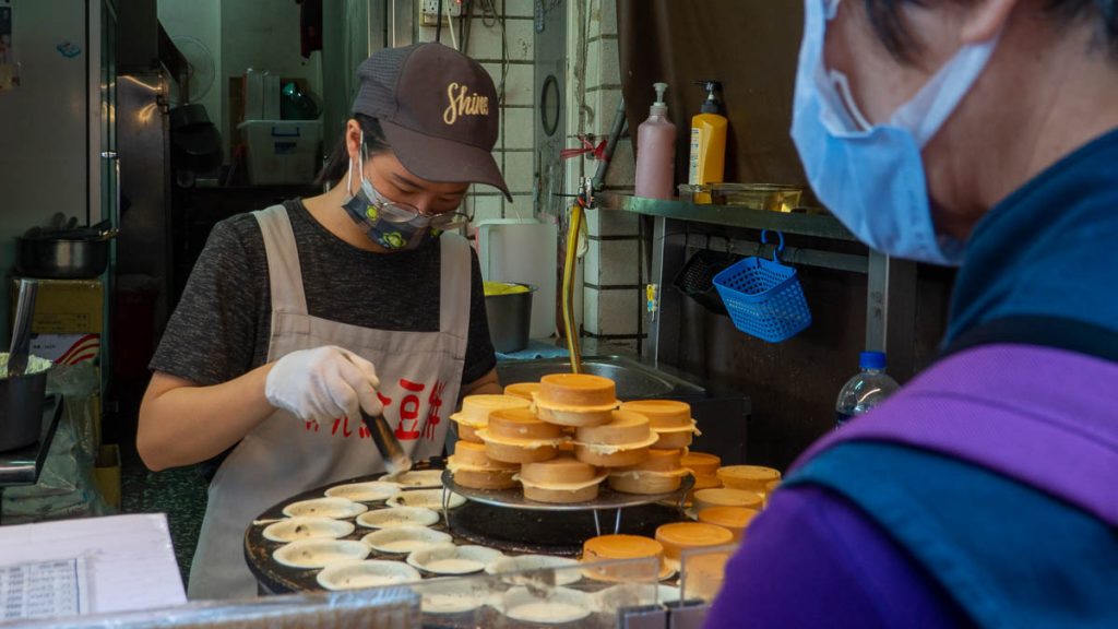 wheel cakes in gongming street - food in taipei