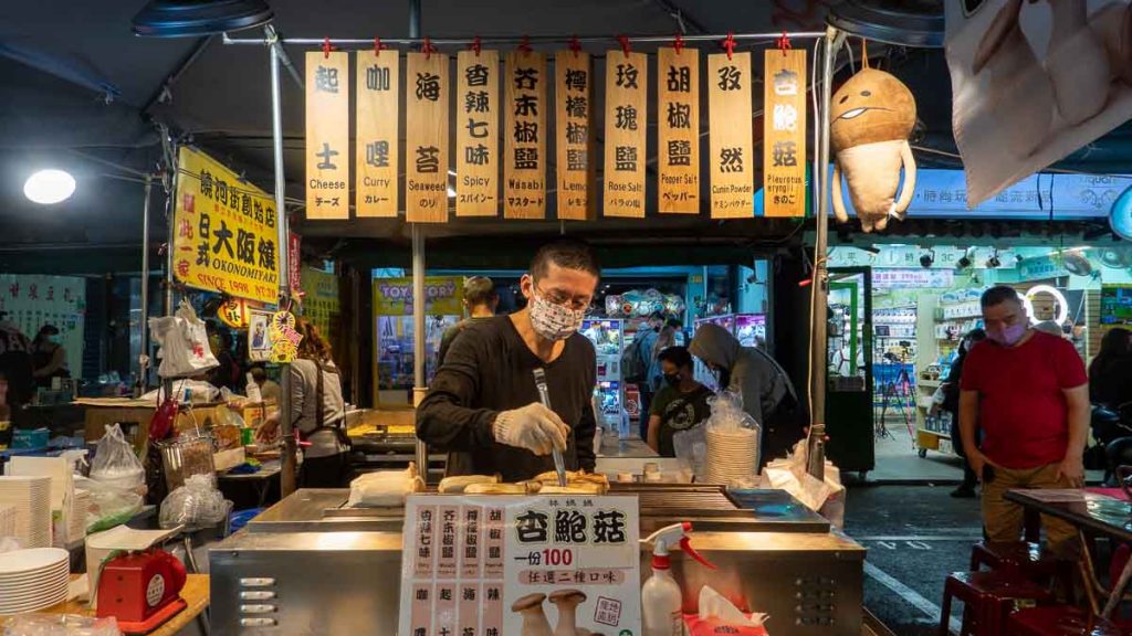 homme vendant des champignons au marché nocturne de raohe - Solo Traveling in Taiwan For Muslims