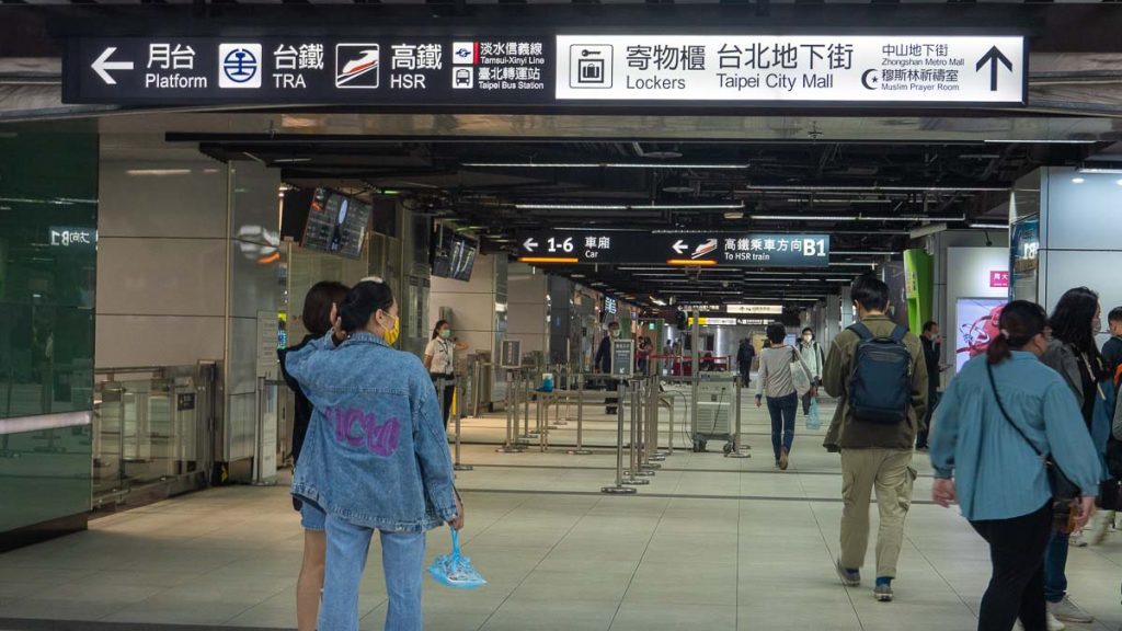 la gare principale de taipei indique la salle de prière - Solo Traveling in Taiwan For Muslims