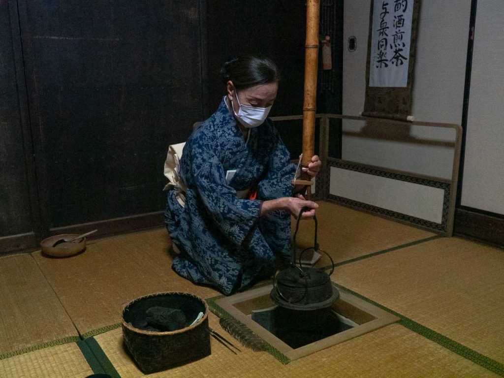 Woman in kimono hosing Dinner Ceremony - Hokuriku Guide
