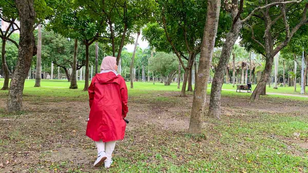 Muslim girl walking in Da'an park - Solo travel taiwan