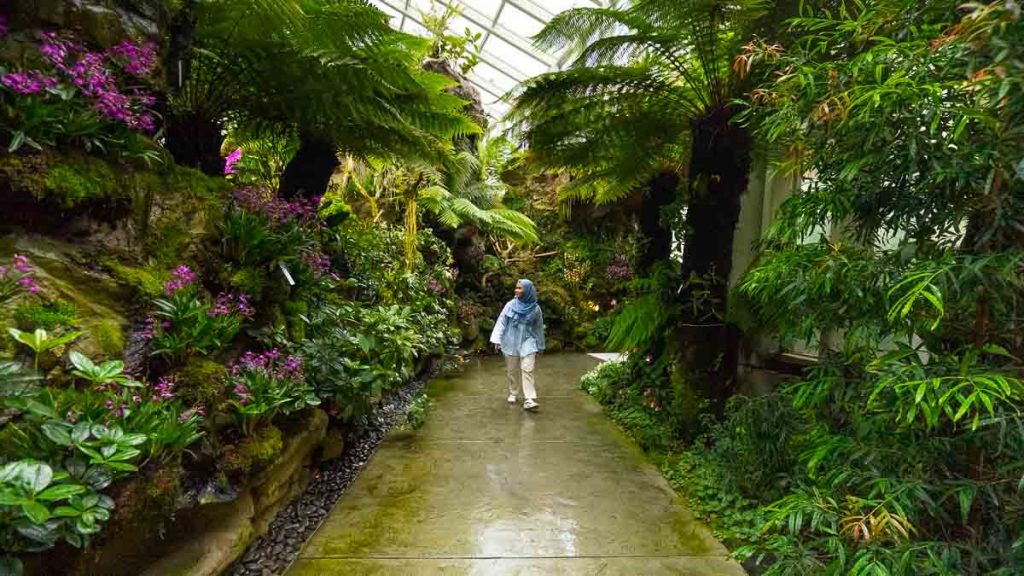 girl walking through sembcorp coolhouse - thomson-east coast line