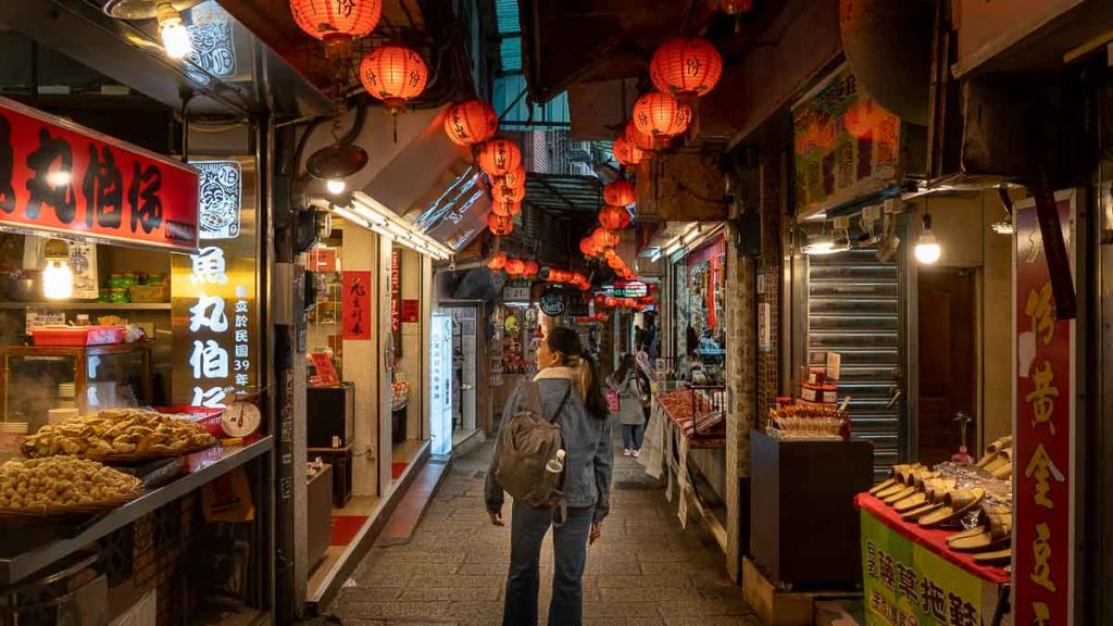 Femme marchant le long de la vieille rue de Jiufen - Itinéraire de Taipei