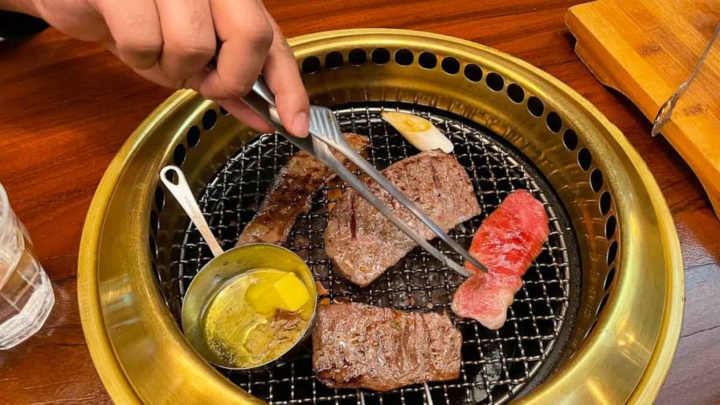 grilling wagyu in Halal Yakiniku Panga - halal food tokyo