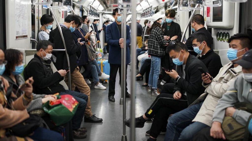 Pessoas usando máscaras faciais em trem - Reabertura da China