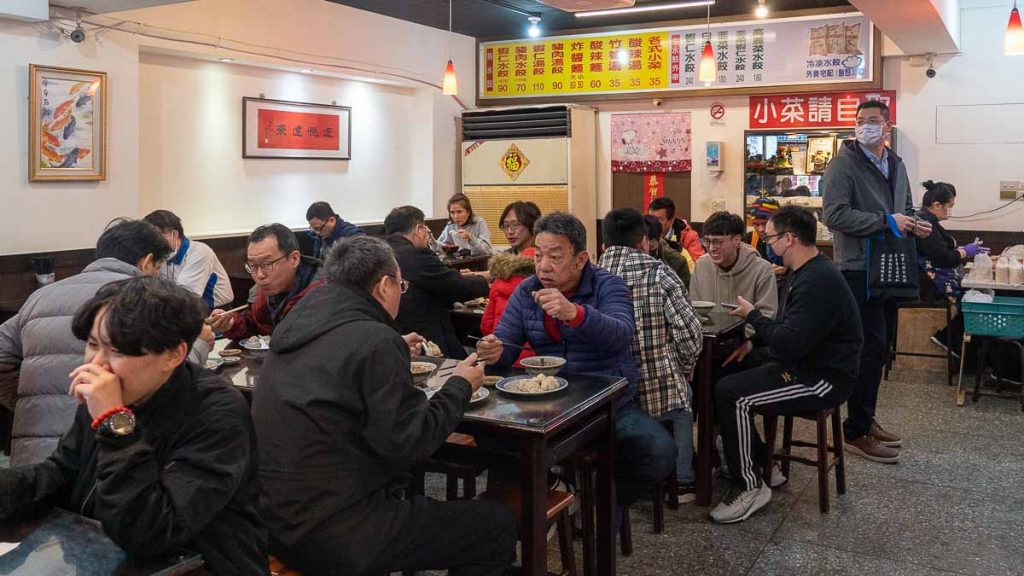 Crowded Hao Ji Dumpling Noodles - Taipei Itinerary