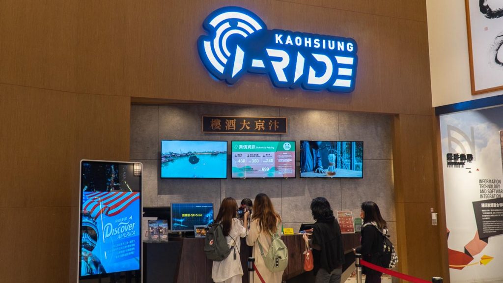 Girls Queuing for I-Ride Kaohsiung - Taiwan Itinerary