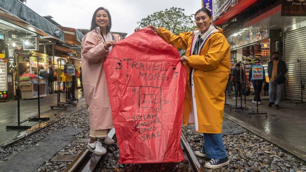 Girls Lighting Sky Lanterns - Things to do in Shifen