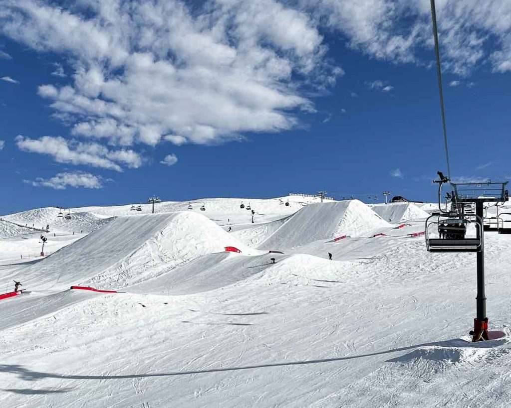 Ski slopes at Cardrona ski resort - New Zealand Off Peak