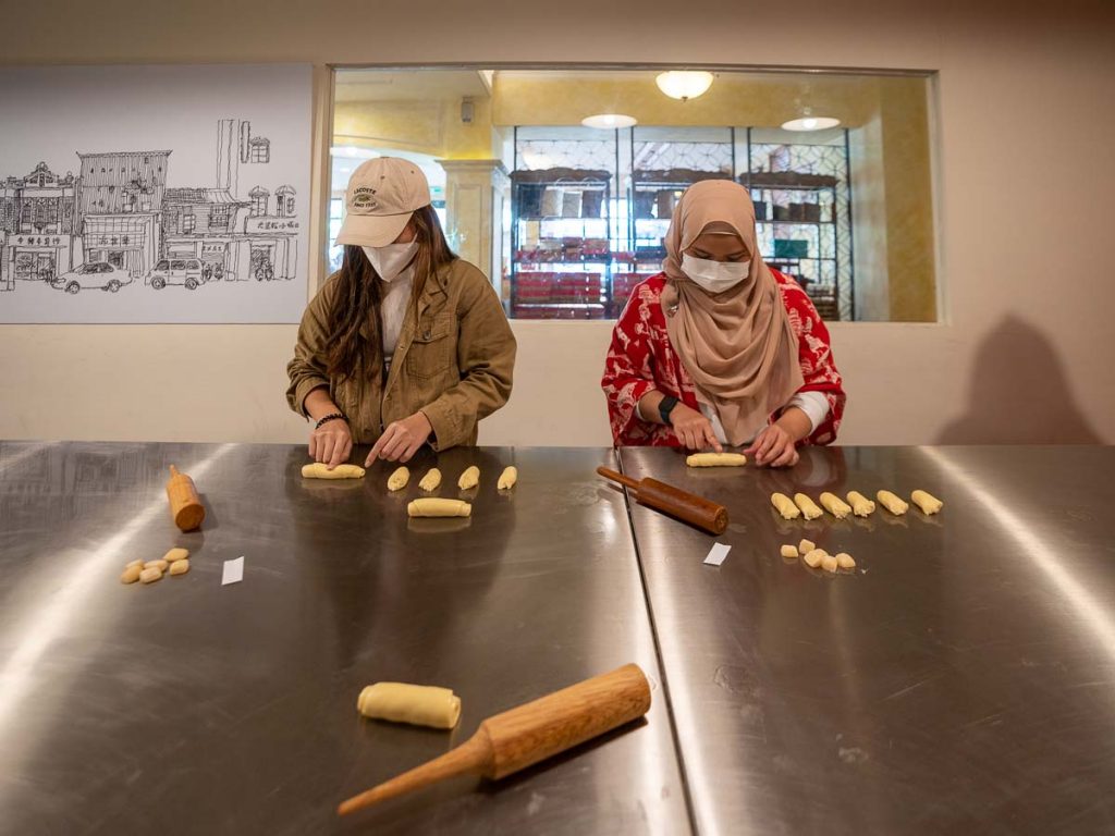 Girls Making Sun Cakes - Things to do in Taipei